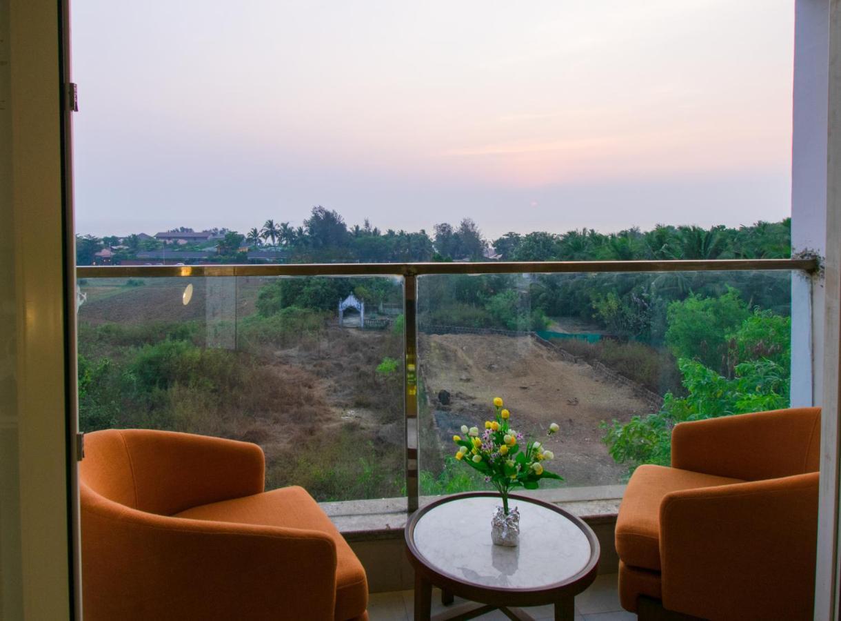 Octave Rococco Morjim Hotel Pernem Bagian luar foto
