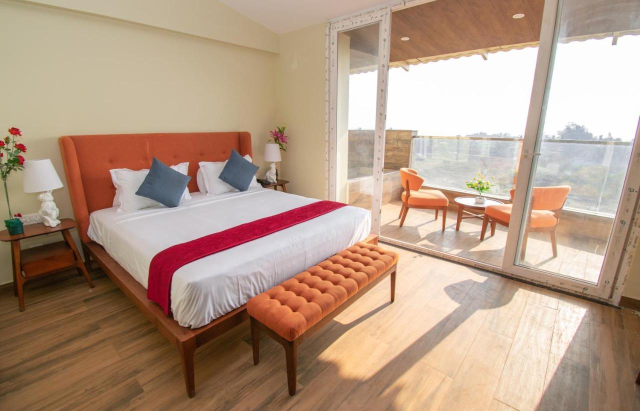 Octave Rococco Morjim Hotel Pernem Bagian luar foto