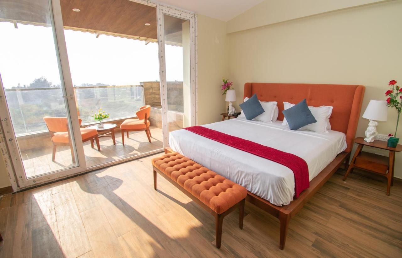 Octave Rococco Morjim Hotel Pernem Bagian luar foto