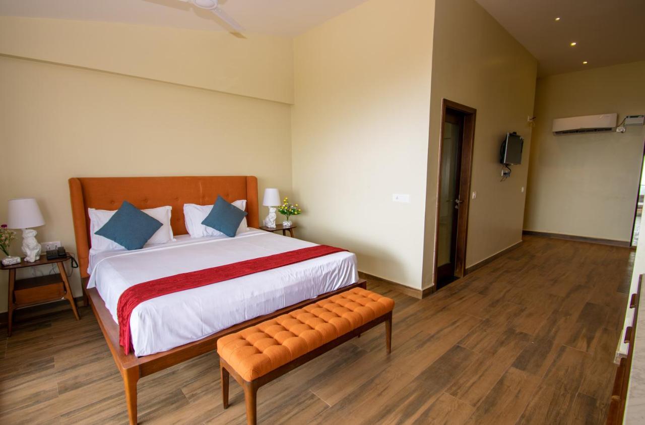 Octave Rococco Morjim Hotel Pernem Bagian luar foto