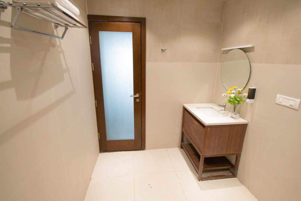 Octave Rococco Morjim Hotel Pernem Bagian luar foto