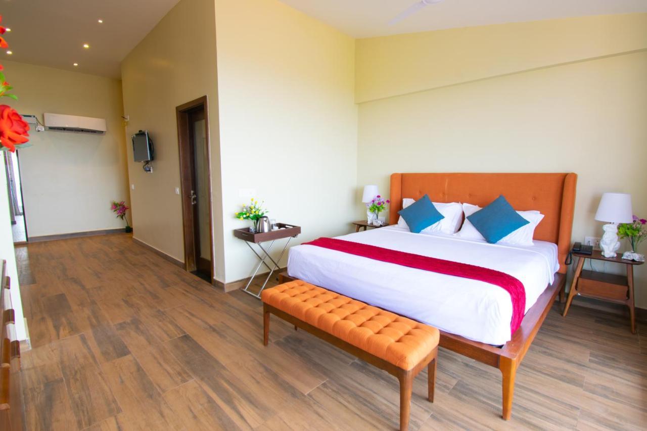Octave Rococco Morjim Hotel Pernem Bagian luar foto