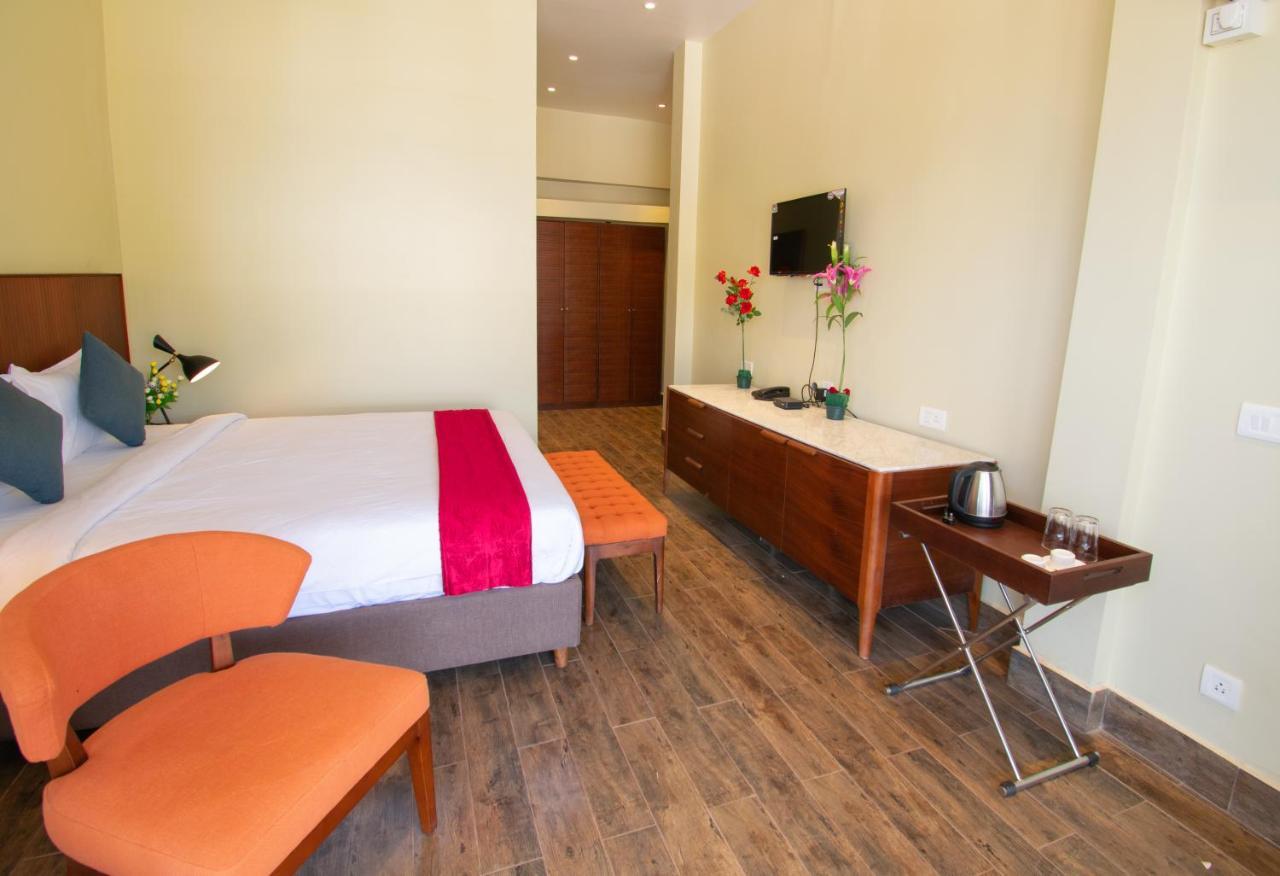 Octave Rococco Morjim Hotel Pernem Bagian luar foto