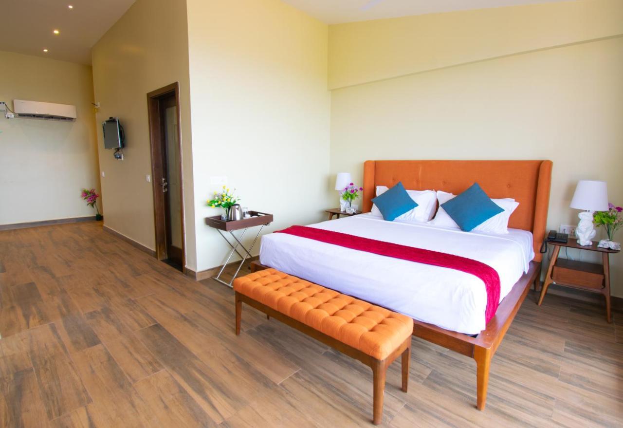 Octave Rococco Morjim Hotel Pernem Bagian luar foto