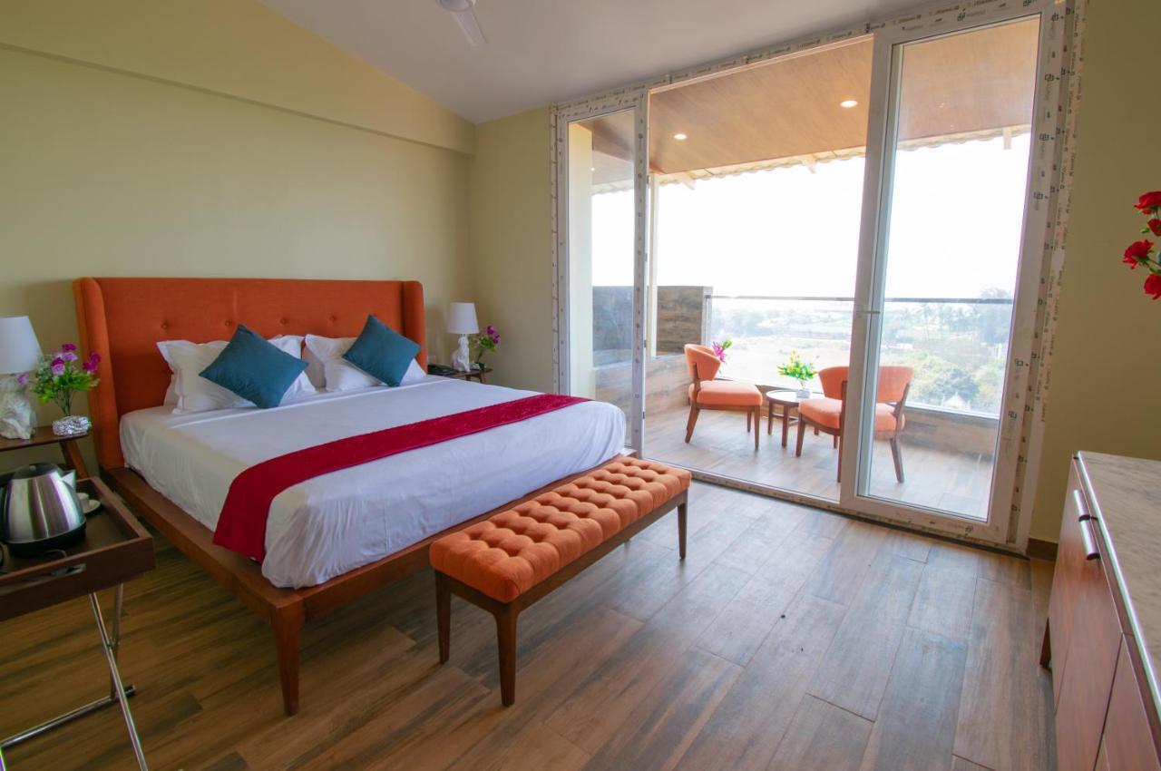 Octave Rococco Morjim Hotel Pernem Bagian luar foto