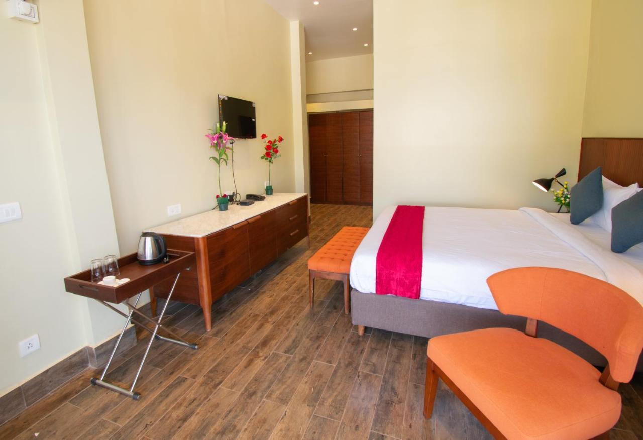 Octave Rococco Morjim Hotel Pernem Bagian luar foto