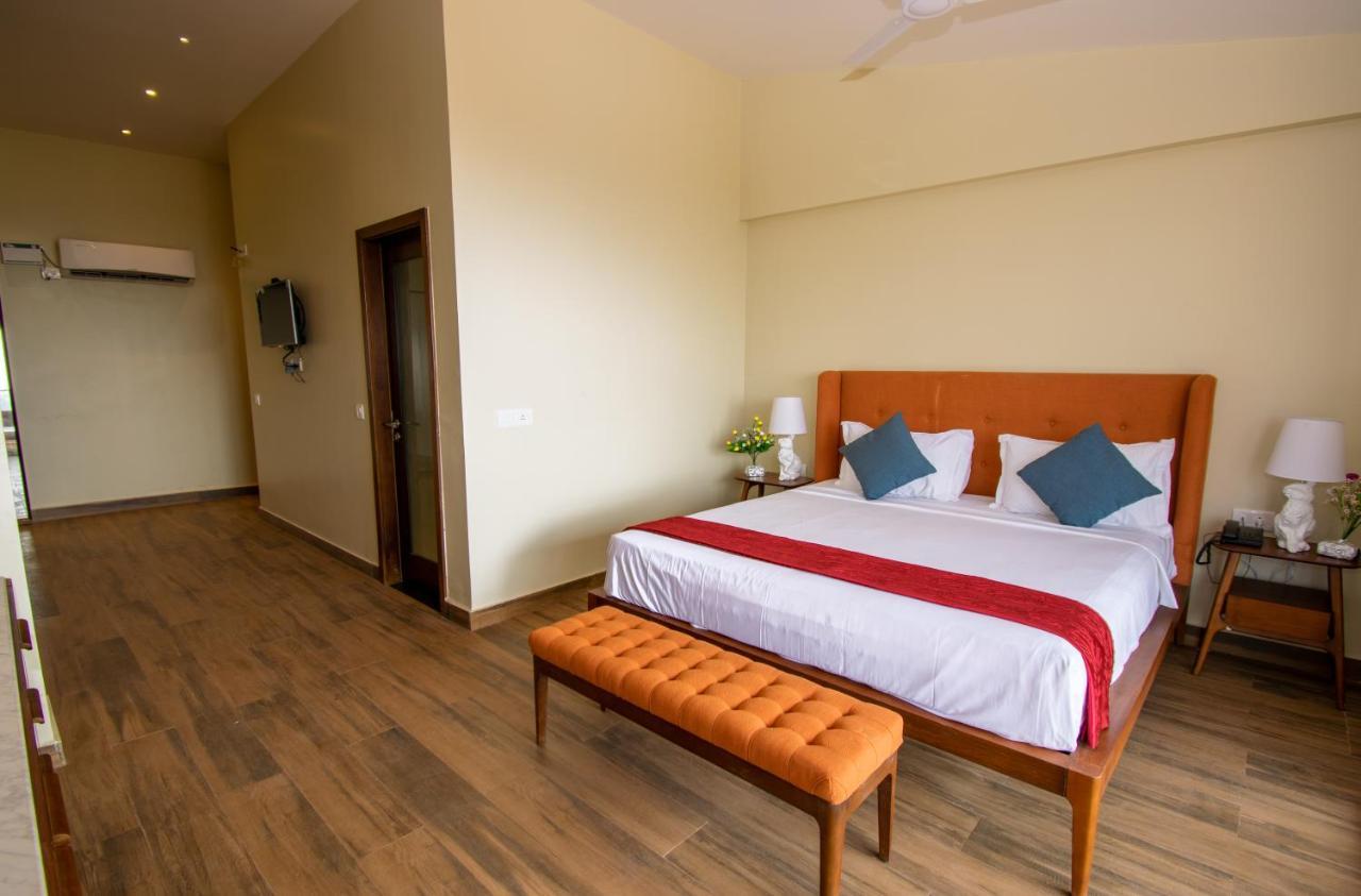 Octave Rococco Morjim Hotel Pernem Bagian luar foto